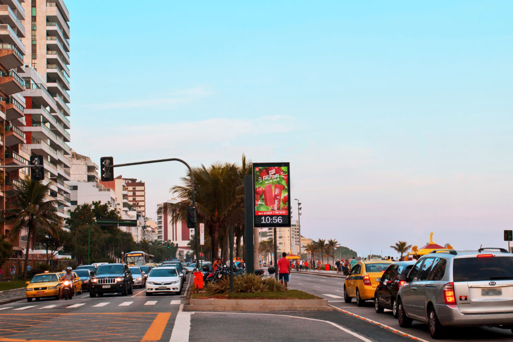 Unilever aposta em DOOH programático; mobile responde por metade das compras online na América Latina