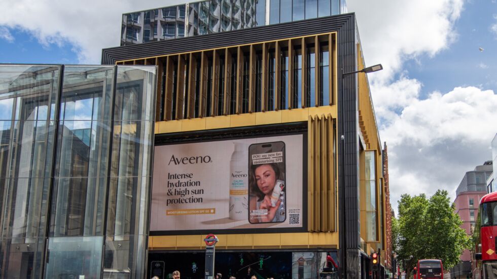 Displayce & TikTok Launch a Global First: Weather-Triggered OOP Campaign for Aveeno®